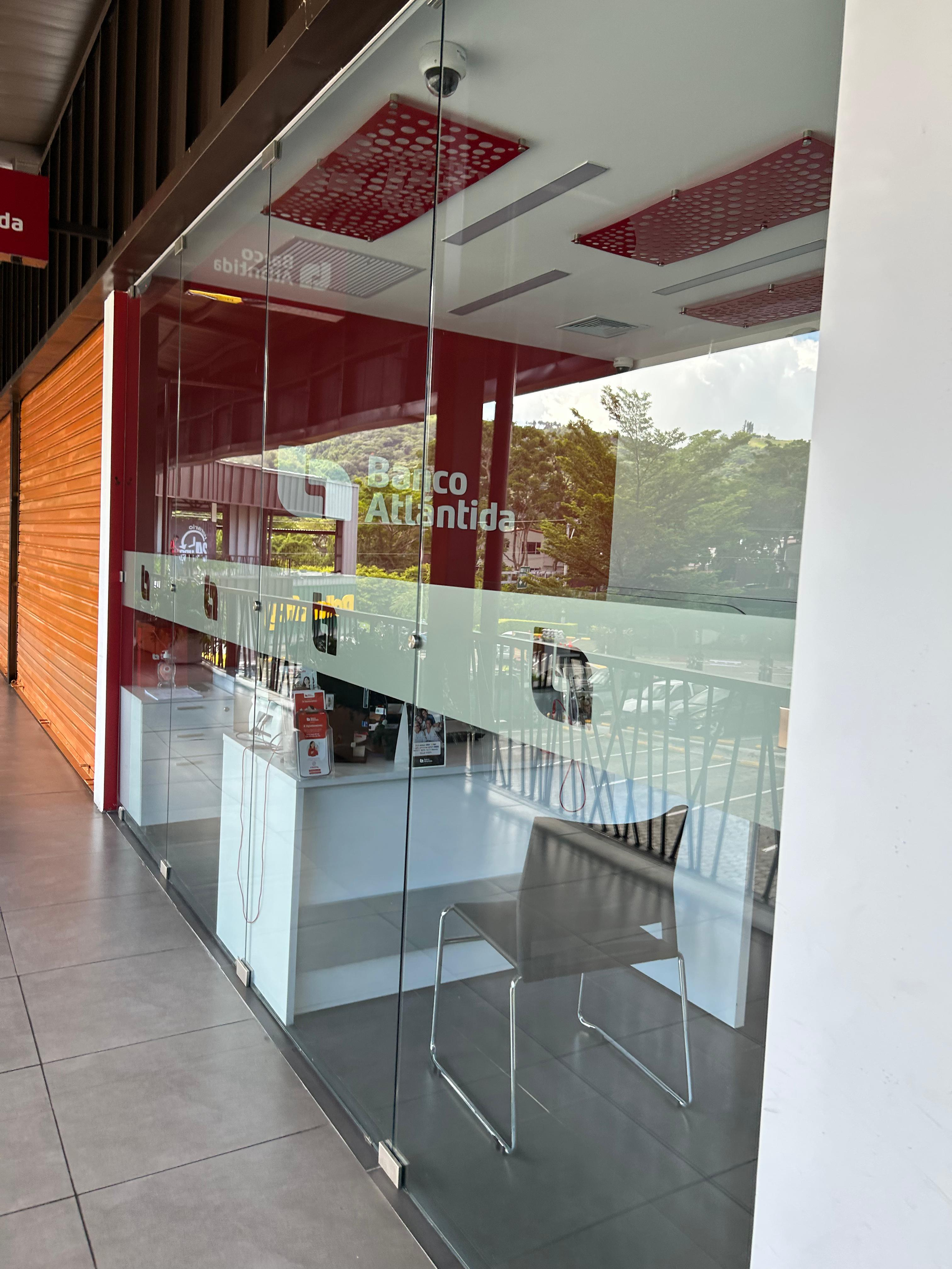 Banco Atlántida centro comercial Santa Rosa secundaria