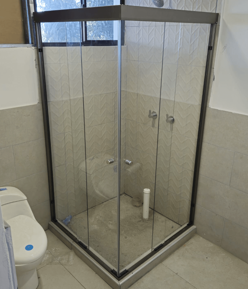 Puertas de baño en aluminio